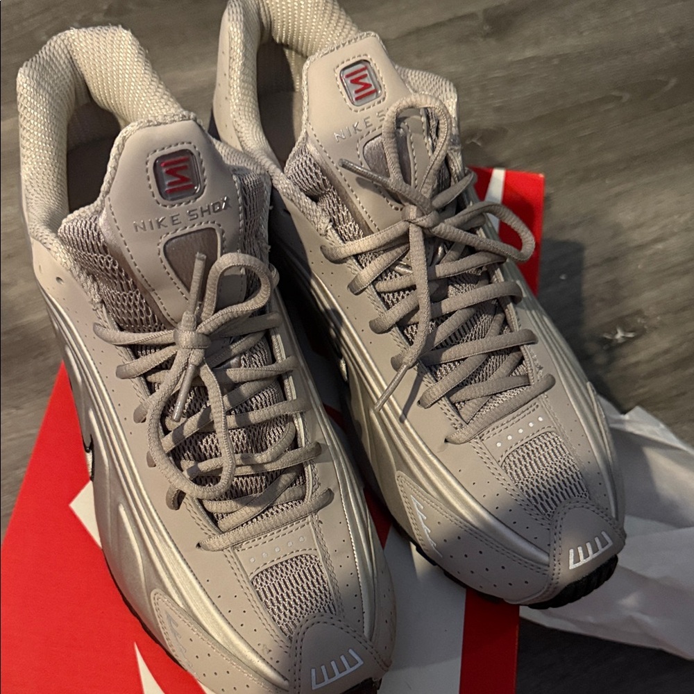 Nike Shox Men's Light Gray Sneakers R4